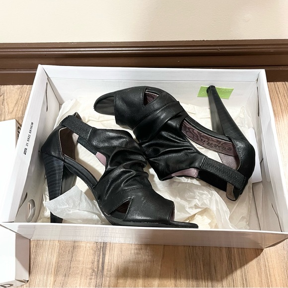 Unlisted Black Heels - Picture 9 of 9